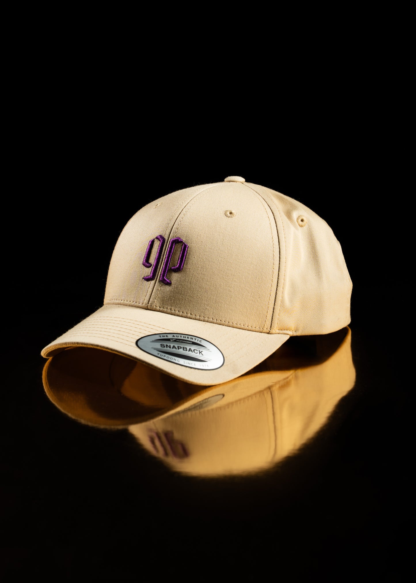 Gorra dorada con logo