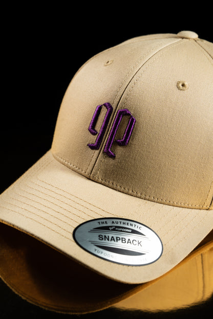 Gorra dorada con logo